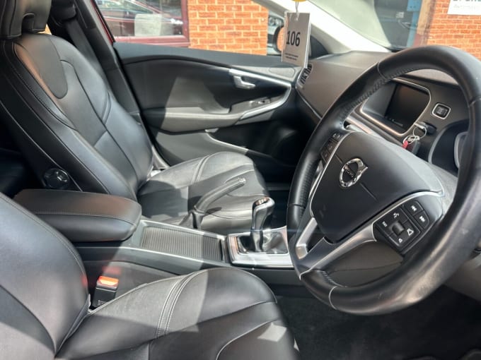 2025 Volvo V40