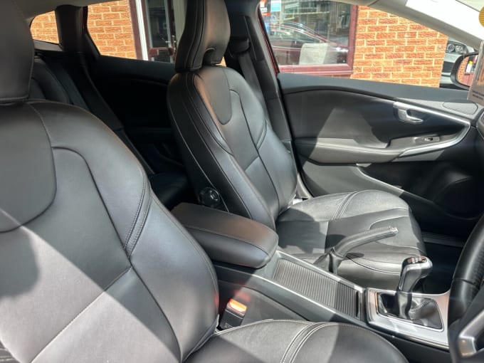 2025 Volvo V40