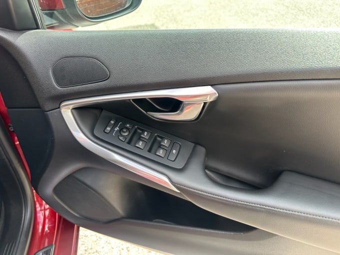 2025 Volvo V40