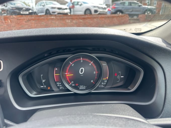 2025 Volvo V40