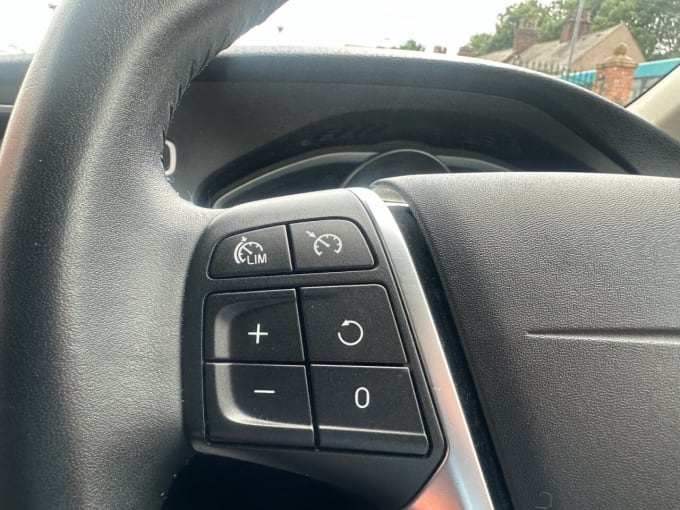 2025 Volvo V40