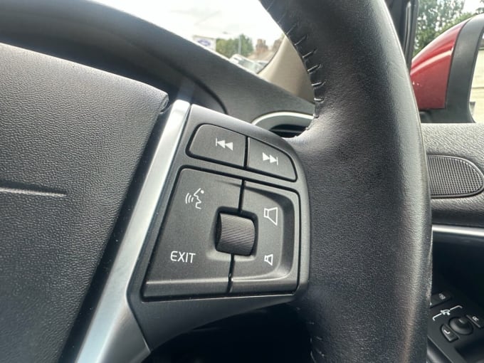 2025 Volvo V40