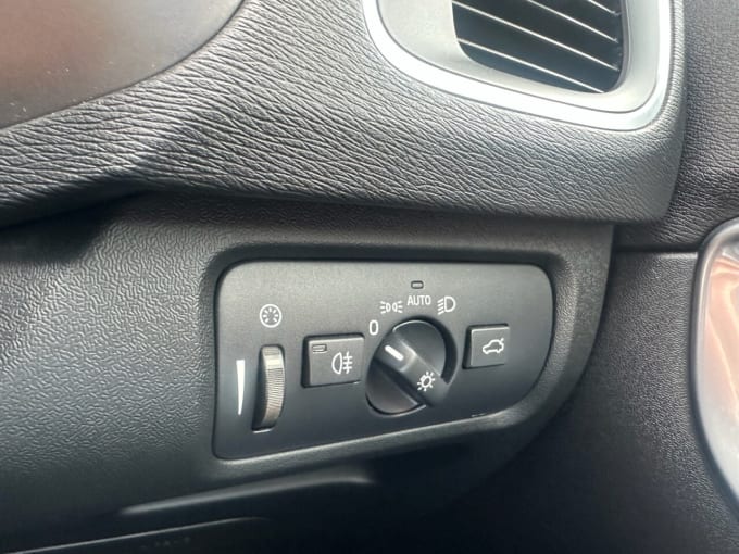 2025 Volvo V40