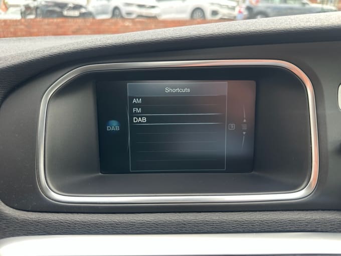 2025 Volvo V40