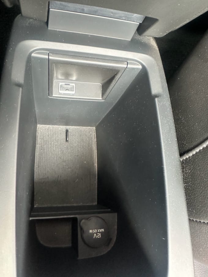 2025 Volvo V40