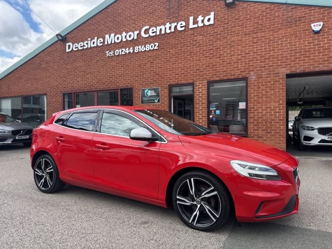 2025 Volvo V40
