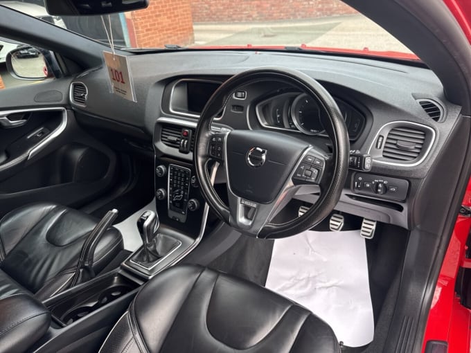 2025 Volvo V40