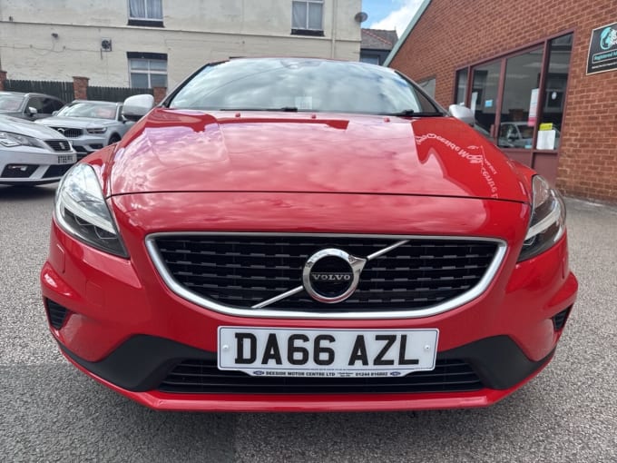 2025 Volvo V40