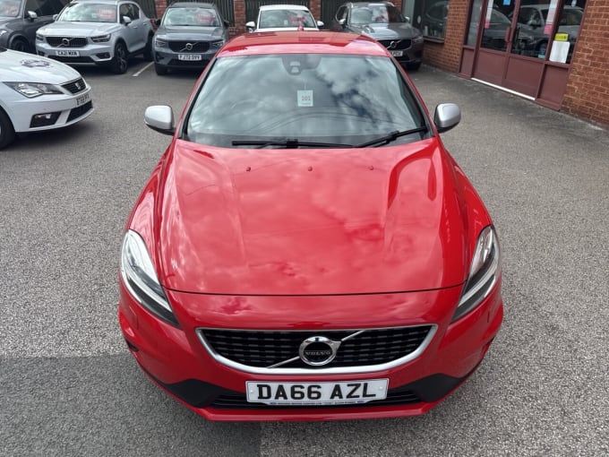 2025 Volvo V40