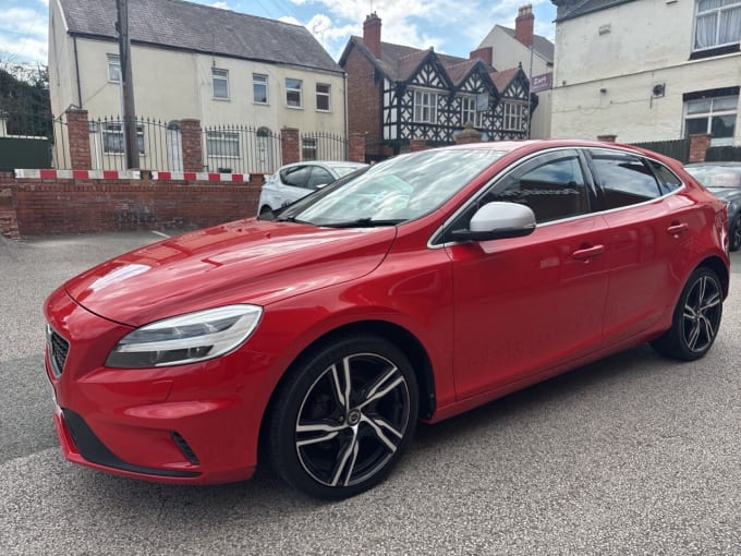 2025 Volvo V40