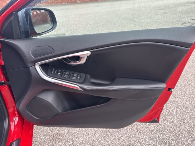 2025 Volvo V40