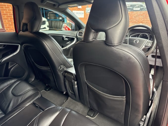 2025 Volvo V40