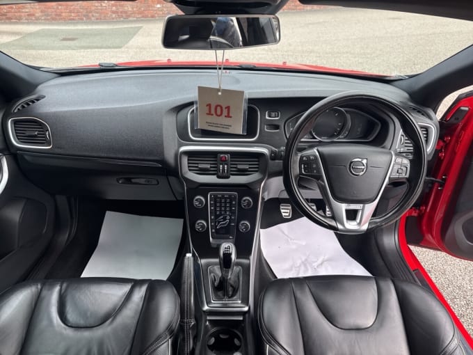 2025 Volvo V40