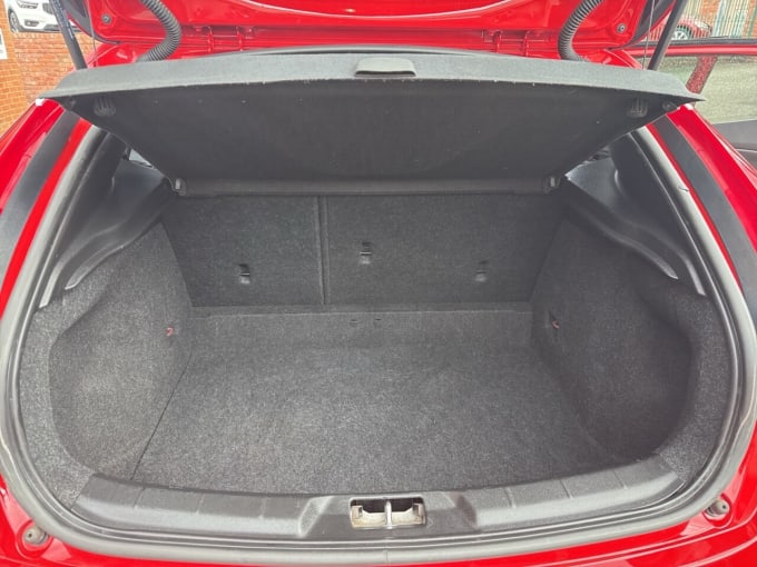 2025 Volvo V40