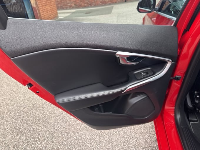 2025 Volvo V40