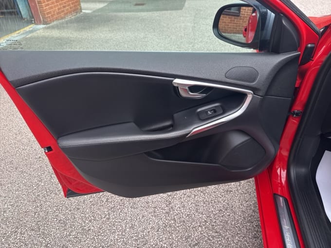 2025 Volvo V40