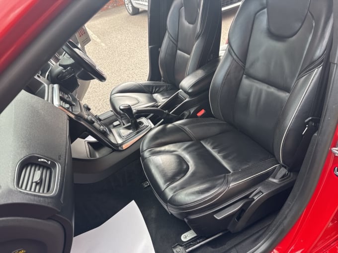 2025 Volvo V40