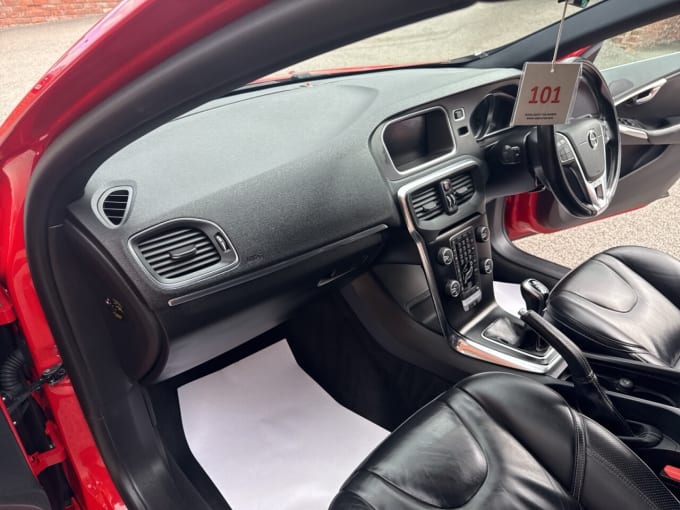 2025 Volvo V40