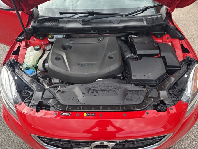 2025 Volvo V40