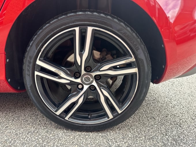 2025 Volvo V40