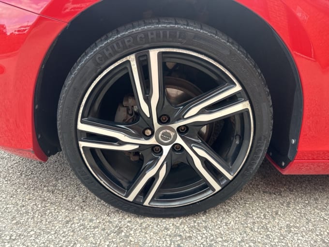 2025 Volvo V40