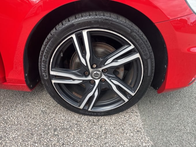 2025 Volvo V40