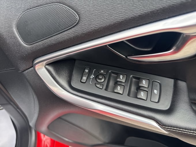 2025 Volvo V40