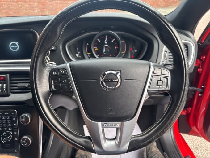2025 Volvo V40
