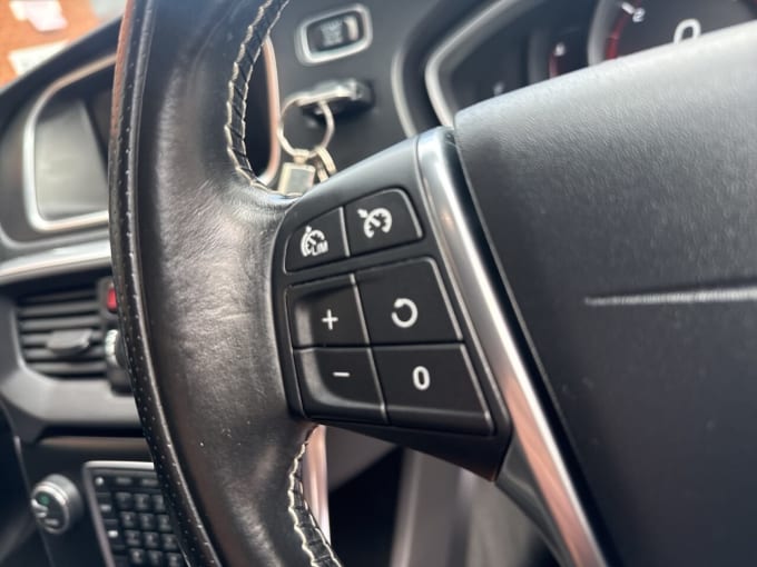 2025 Volvo V40