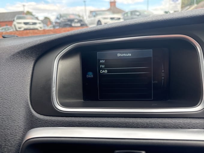 2025 Volvo V40