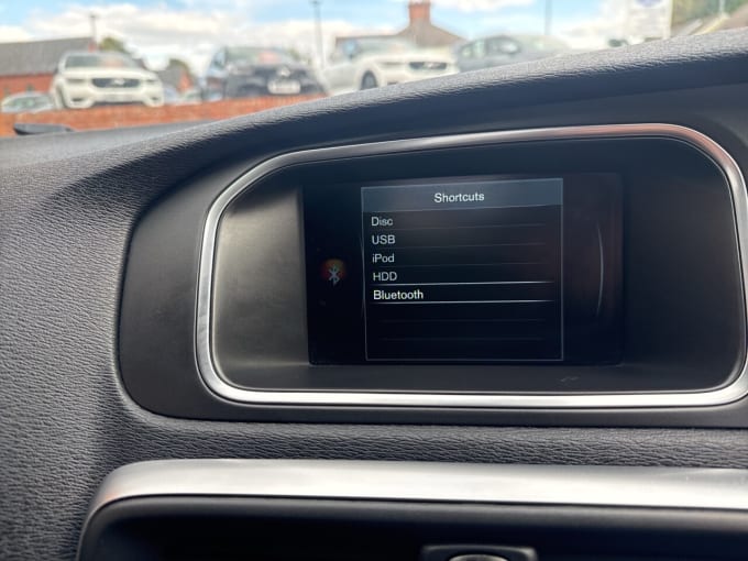 2025 Volvo V40