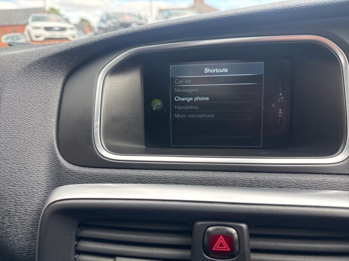 2025 Volvo V40