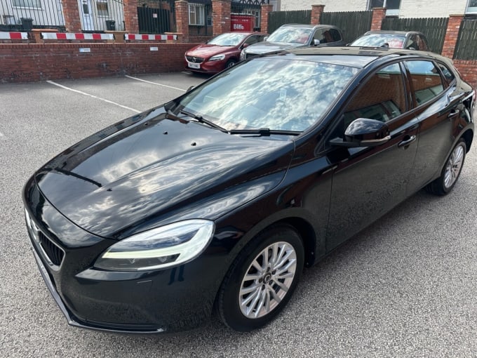 2025 Volvo V40