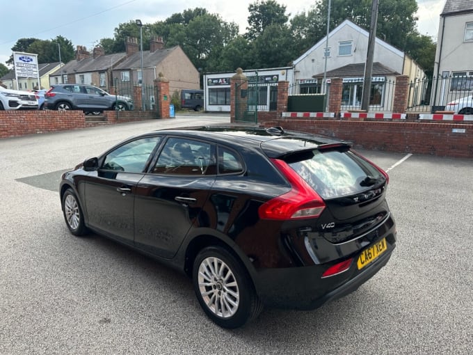 2025 Volvo V40