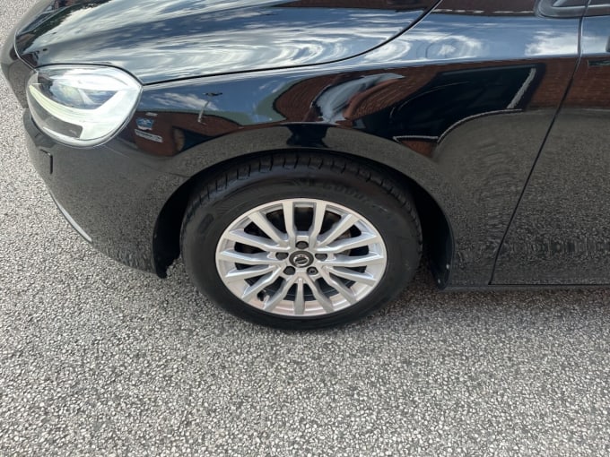 2025 Volvo V40