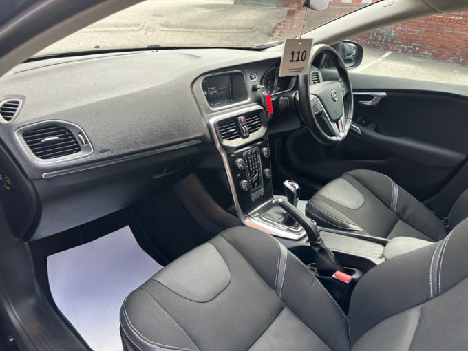 2025 Volvo V40