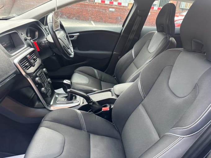 2025 Volvo V40