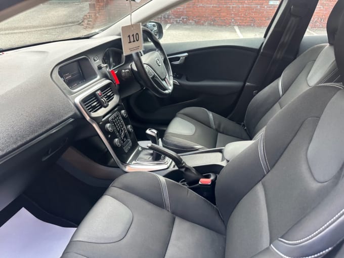 2025 Volvo V40