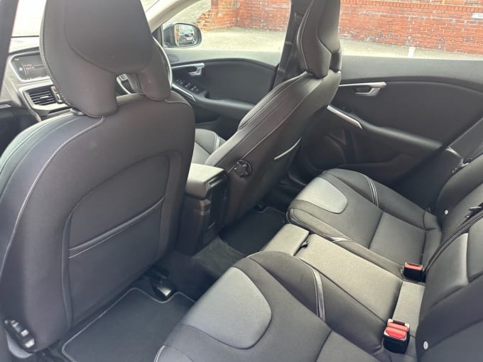 2025 Volvo V40