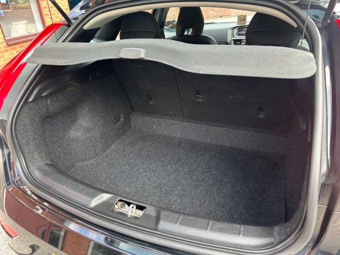 2025 Volvo V40