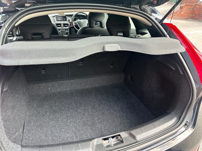 2025 Volvo V40