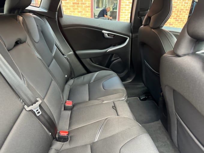 2025 Volvo V40