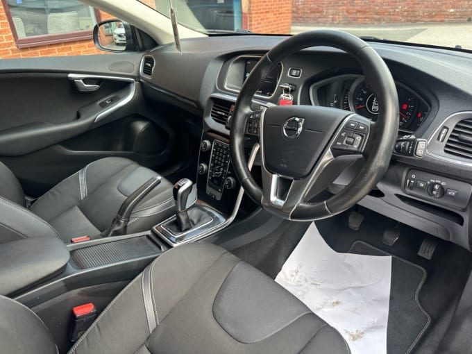 2025 Volvo V40