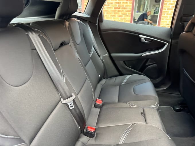 2025 Volvo V40