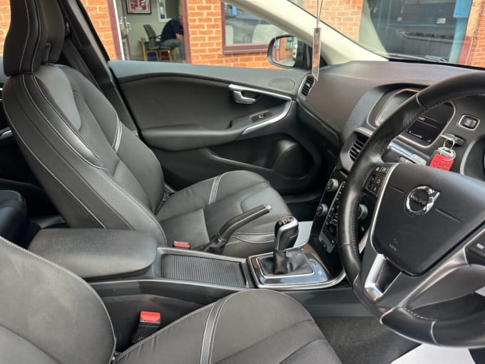2025 Volvo V40