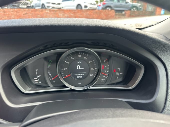 2025 Volvo V40