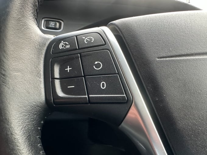2025 Volvo V40