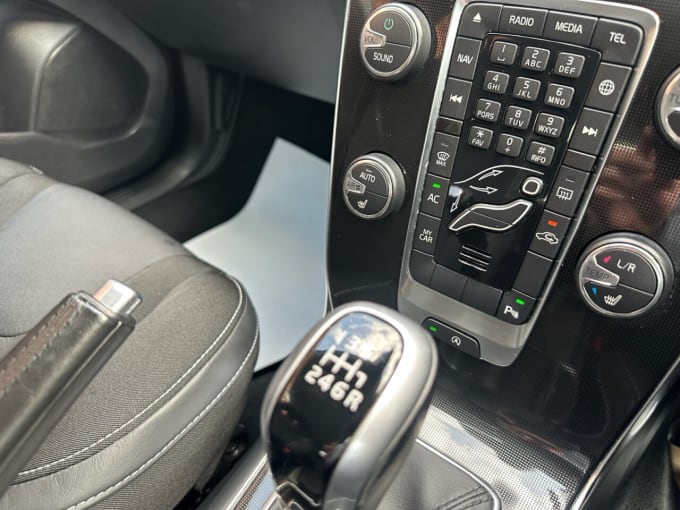 2025 Volvo V40