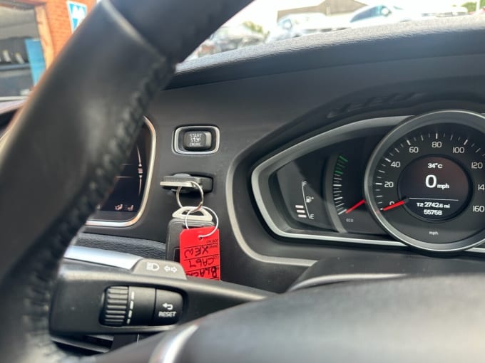 2025 Volvo V40