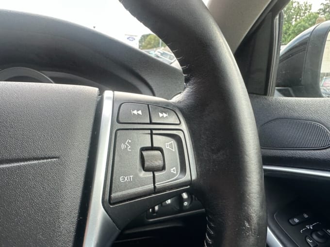 2025 Volvo V40